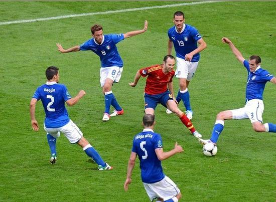 伊涅斯塔陷入包围圈