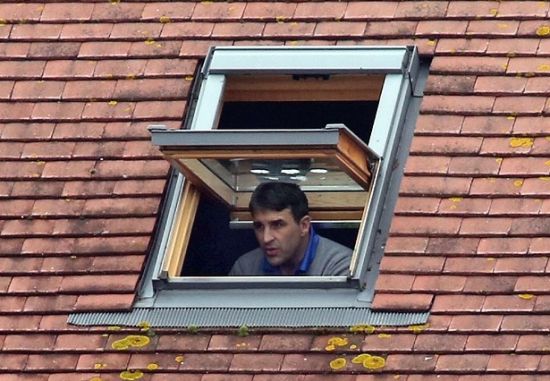 在小窗里看自己球队比赛的主教练