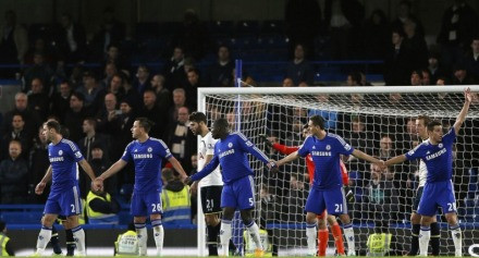 切尔西球员”手拉手“